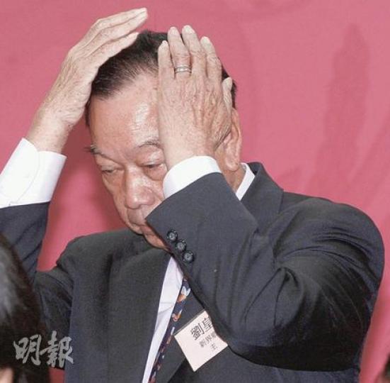 行政會議成員劉皇發昨日出席公開活動時,被大批記者追問申報及成立信託基金的問題,其後他表示要返內地休息。(李紹昌攝) 行政會議成員劉皇發昨日出席公開活動時,被大批記者追問申報及成立信託基金的問題,其後他表示要返內地休息。(李紹昌攝)