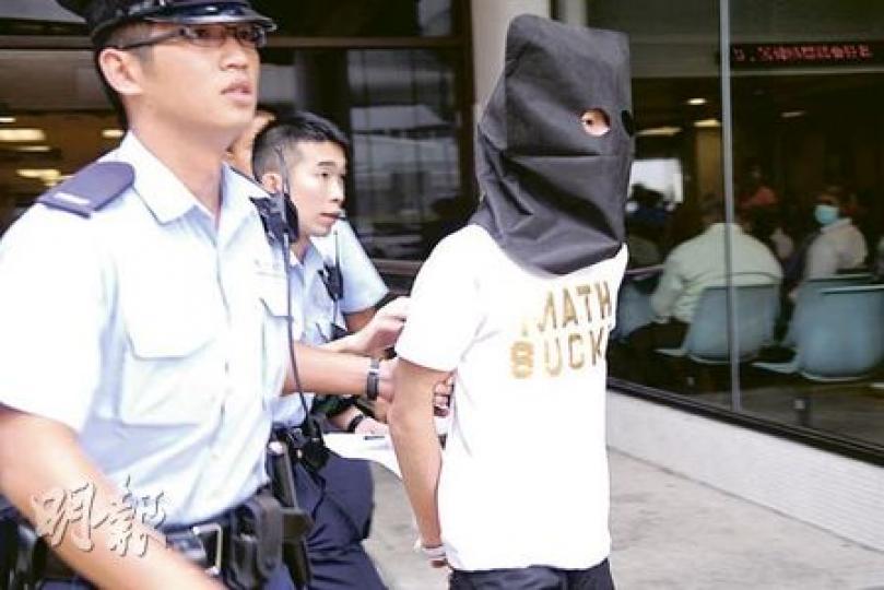 被警員截查時拒絕出示身分證,最終涉襲警被噴胡椒噴霧的青年,因眼晴不適,被黑布蒙頭押往醫院治理。(梁琬珊攝) 被警員截查時拒絕出示身分證,最終涉襲警被噴胡椒噴霧的青年,因眼晴不適,被黑布蒙頭押往醫院治理。(梁琬珊攝)