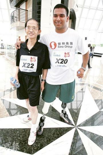 倪雲青(左)與沒有腿的Dwayne Fernandes(右)賽後「握手言和」,雖然被年逾七旬的倪伯爬過頭,Dwayne未有介懷。(林振東攝)失去雙腿的Dwayne Fernandes,手腳並用跑上75層高的中環廣場,仍面不改容。「既然我可以參與,為何你不可以?你毋須很健壯,你需要做的只是參與。」(林振東攝) 倪雲青(左)與沒有腿的Dwayne Fernandes(右)賽後「握手言和」,雖然被年逾七旬的倪伯爬過頭,Dwayne未有介懷。(林振東攝)失去雙腿的Dwayne Fernandes,手腳並用跑上75層高的中環廣場,仍面不改容。「既然我可以參與,為何你不可以?你毋須很健壯,你需要做的只是參與。」(林振東攝)