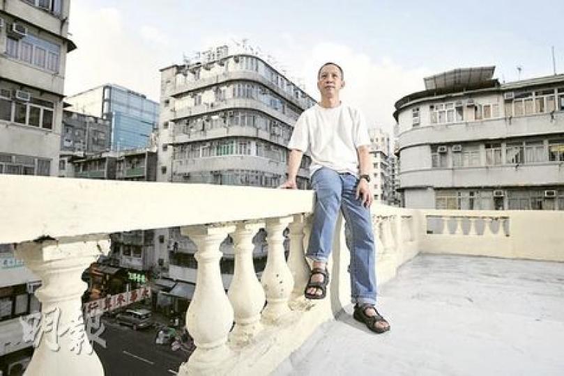 社區組織協會主任何喜華身處這座深水埗戰前唐樓,建築甚具特色,天台圍柵是樽形通花。何喜華已租下唐樓一個單位,準備變身成民間博物館,「但我其實最想租這個天台搞活動,但業主寧丟空都唔理我」。(葉漢華攝)何喜華租下的唐樓位處車水馬龍的汝州街與桂林街交界,屬二級歷史建築,其外貌在芸芸舊樓中與別不同,另有韻味。(葉漢華攝) 社區組織協會主任何喜華身處這座深水埗戰前唐樓,建築甚具特色,天台圍柵是樽形通花。何喜華已租下唐樓一個單位,準備變身成民間博物館,「但我其實最想租這個天台搞活動,但業主寧丟空都唔理我」。(葉漢華攝)何喜華租下的唐樓位處車水馬龍的汝州街與桂林街交界,屬二級歷史建築,其外貌在芸芸舊樓中與別不同,另有韻味。(葉漢華攝)