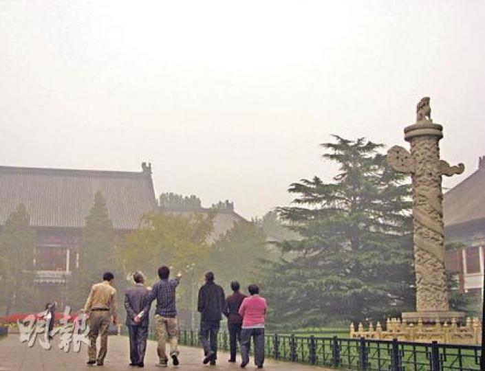 北京的天空昨日有如黃紗籠罩,遊客在霧中遊覽北京大學校園。(林迎攝) 北京的天空昨日有如黃紗籠罩,遊客在霧中遊覽北京大學校園。(林迎攝)