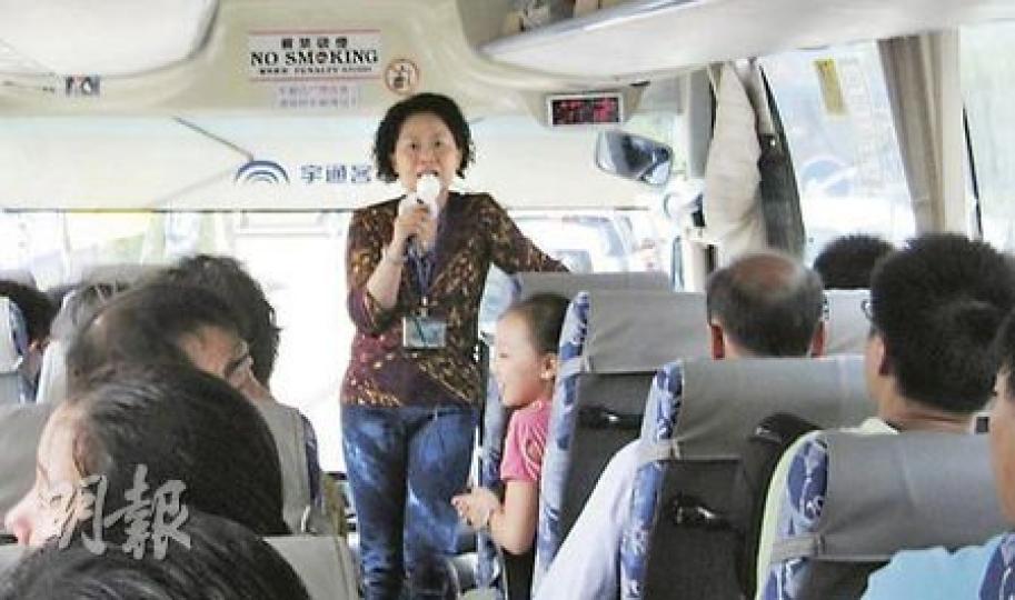 本報記者參加的香港團先後由兩名女導遊帶團,其中姓余女導遊(圖)見團員購物不多曾面露不悅之色,但未出言責罵,部分團員亦滿意導遊的服務。(明報記者攝) 本報記者參加的香港團先後由兩名女導遊帶團,其中姓余女導遊(圖)見團員購物不多曾面露不悅之色,但未出言責罵,部分團員亦滿意導遊的服務。(明報記者攝)