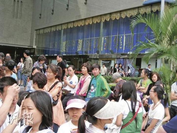 本報記者參加的旅行團,第二日行程全是購物,首站是珠寶店,團員提早離開店舖不會被阻撓,但旅遊巴在抵店後便駛走,店外一度站立了多個團的近百名遊客。(明報記者攝)10人一圍的團餐有八菜一湯,包括蘿蔔乾、榨菜、椰菜、芥菜、豆腐、火腿、雞翼尖及雞蛋清湯等。(明報記者攝)團員入住青衣一間三星酒店,房間只有兩張牀、電視、電話及浴廁的簡單設備。(明報記者攝)導遊臨時加兩個購物行程,其一是這間朱古力店,團友要逗留約20分鐘。(明報記者攝) 本報記者參加的旅行團,第二日行程全是購物,首站是珠寶店,團員提早離開店舖不會被阻撓,但旅遊巴在抵店後便駛走,店外一度站立了多個團的近百名遊客。(明報記者攝)10人一圍的團餐有八菜一湯,包括蘿蔔乾、榨菜、椰菜、芥菜、豆腐、火腿、雞翼尖及雞蛋清湯等。(明報記者攝)團員入住青衣一間三星酒店,房間只有兩張牀、電視、電話及浴廁的簡單設備。(明報記者攝)導遊臨時加兩個購物行程,其一是這間朱古力店,團友要逗留約20分鐘。(明報記者攝)