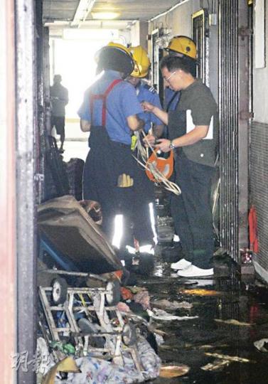 消防員撲救敏華樓「垃圾屋」火警期間,要搬走大量垃圾才能入屋救火,事後現場走廊滿佈各類雜物,水漬遍地。(林錫禮攝)與年邁母親相依為命的陳瑞英,兩歲時發高燒導致智障,昨晨在一場火警中被燒傷及吸入濃煙,由消防員救出送院後身亡。(蔡方山攝)獨力照顧智障女兒42年的孔婆婆,在寓所門外等候消息時以手掩嘴一面焦急,得悉喪女後淚如雨下要警員好言安慰。(林錫禮攝) 消防員撲救敏華樓「垃圾屋」火警期間,要搬走大量垃圾才能入屋救火,事後現場走廊滿佈各類雜物,水漬遍地。(林錫禮攝)與年邁母親相依為命的陳瑞英,兩歲時發高燒導致智障,昨晨在一場火警中被燒傷及吸入濃煙,由消防員救出送院後身亡。(蔡方山攝)獨力照顧智障女兒42年的孔婆婆,在寓所門外等候消息時以手掩嘴一面焦急,得悉喪女後淚如雨下要警員好言安慰。(林錫禮攝)