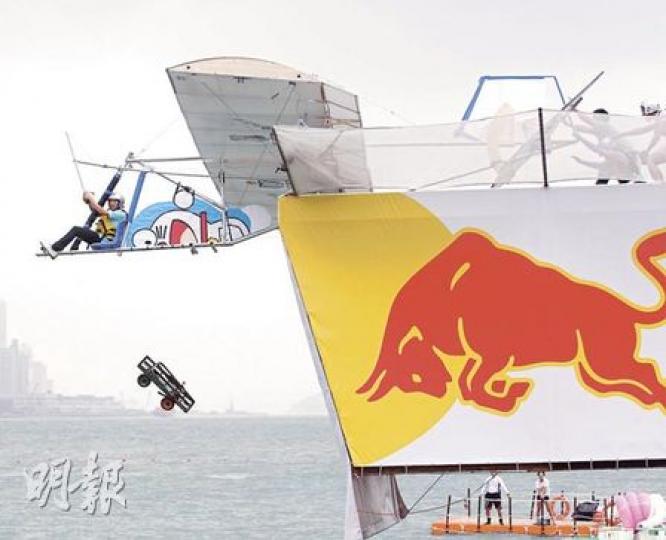 「機師」陳易希駕駛的飛機叫「冬甩個爸爸」,名字意念來自多啦A夢的主題曲。雖然有星之子和聰明機械貓這個「強勁組合」,但飛機最後一樣直插大海。(李紹昌攝)李小龍加上金龍組成的飛行隊伍試飛失敗,但總算做到「雙龍出海」。(李紹昌攝) 「機師」陳易希駕駛的飛機叫「冬甩個爸爸」,名字意念來自多啦A夢的主題曲。雖然有星之子和聰明機械貓這個「強勁組合」,但飛機最後一樣直插大海。(李紹昌攝)李小龍加上金龍組成的飛行隊伍試飛失敗,但總算做到「雙龍出海」。(李紹昌攝)