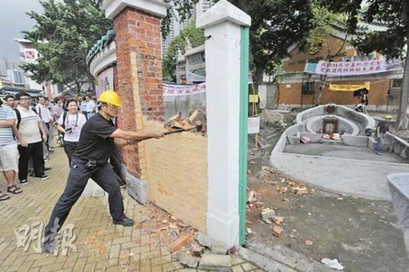 林氏宗親一行約20人昨前往祖墳秋祭,將新加建的牆(圖)打爛,又將封密祖墳附近氣窗的鐵板及大門鐵閘移除,交還予嗇色園。(尹錦恩攝)林道義祖堂司理人林大邦(前右一)認為政府處理祖墳事件推卸責任,又要求嗇色園還原祖墳本來面貌。(尹錦恩攝) 林氏宗親一行約20人昨前往祖墳秋祭,將新加建的牆(圖)打爛,又將封密祖墳附近氣窗的鐵板及大門鐵閘移除,交還予嗇色園。(尹錦恩攝)林道義祖堂司理人林大邦(前右一)認為政府處理祖墳事件推卸責任,又要求嗇色園還原祖墳本來面貌。(尹錦恩攝)