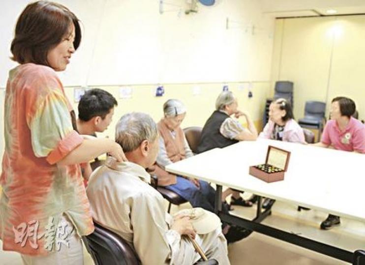 周三公布的《施政報告》料將於各區增設老人癡呆症復康中心,為患者提供日間照顧服務及藥物以外的治療。圖中的荃灣仁濟醫院嚴徐玉珊卓智中心3個月前以自負盈虧開幕營辦,由專業按摩師(左一)為癡呆症病人提供香薰按摩等治療。(劉焌陶攝) 周三公布的《施政報告》料將於各區增設老人癡呆症復康中心,為患者提供日間照顧服務及藥物以外的治療。圖中的荃灣仁濟醫院嚴徐玉珊卓智中心3個月前以自負盈虧開幕營辦,由專業按摩師(左一)為癡呆症病人提供香薰按摩等治療。(劉焌陶攝)