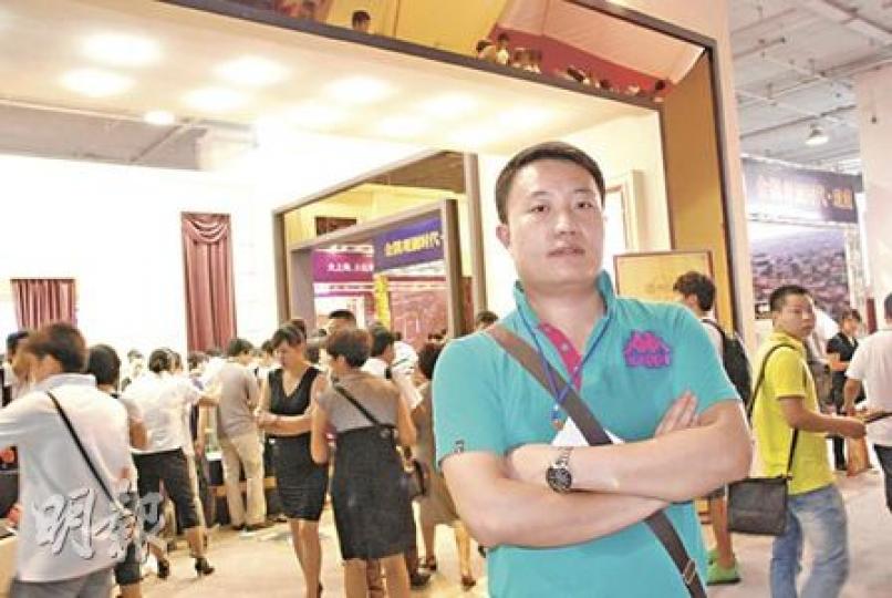 溫州購房團團長曾志豪(前)已有11年帶團年資,他表明很有興趣帶團來港,更聲言隨時可起行。(陳子凌攝)在溫州一個房交會上,參展樓盤的宣傳語句﹕「不投(資)住宅,我們投(資)什麼?」,精警點出溫州人投資心態。(陳子凌攝)(明報製圖) 溫州購房團團長曾志豪(前)已有11年帶團年資,他表明很有興趣帶團來港,更聲言隨時可起行。(陳子凌攝)在溫州一個房交會上,參展樓盤的宣傳語句﹕「不投(資)住宅,我們投(資)什麼?」,精警點出溫州人投資心態。(陳子凌攝)(明報製圖)