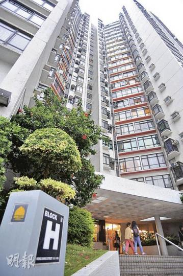 上月底以654萬元售出康怡花園一單位的業主,因對後市信心爆棚,願賠訂30萬,待稍後有買家出價至約700萬元才肯割愛。(李紹昌攝)(明報製圖) 上月底以654萬元售出康怡花園一單位的業主,因對後市信心爆棚,願賠訂30萬,待稍後有買家出價至約700萬元才肯割愛。(李紹昌攝)(明報製圖)