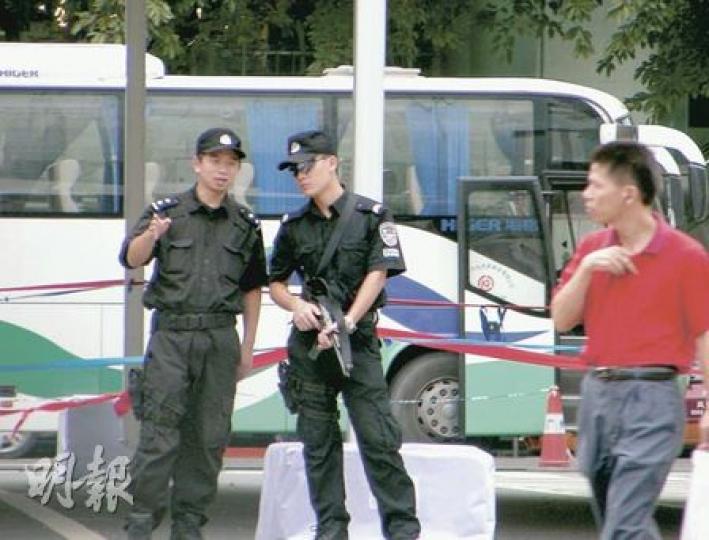 在廣州街頭,不時可見到荷槍實彈的特警在路旁戒備。(李泉攝) 在廣州街頭,不時可見到荷槍實彈的特警在路旁戒備。(李泉攝)