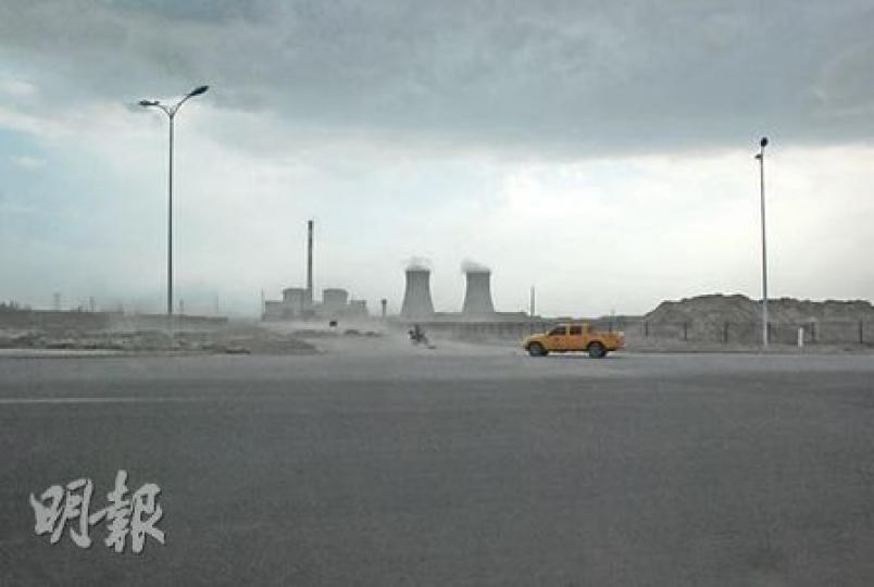 寧夏地區一邊下雨,一邊揚沙,蔚為奇景。(林迎攝) 寧夏地區一邊下雨,一邊揚沙,蔚為奇景。(林迎攝)