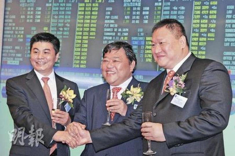 3隻新股齊掛牌榮辱互見,麗悅及永暉均潛水,榮豐則有少許升幅。右起永暉董事長王興春、麗悅主席邱達昌及榮豐董事長殷劍波。(劉焌陶攝) 3隻新股齊掛牌榮辱互見,麗悅及永暉均潛水,榮豐則有少許升幅。右起永暉董事長王興春、麗悅主席邱達昌及榮豐董事長殷劍波。(劉焌陶攝)