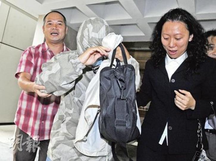背妻與事主交往的小巴司機陳北勝(掩面者),曾在案發後向警方供稱與事主是「親密朋友」,他昨解釋「親密」是指「拖手」,並非十分親密,又指事主早知他有家室。(劉焌陶攝) 背妻與事主交往的小巴司機陳北勝(掩面者),曾在案發後向警方供稱與事主是「親密朋友」,他昨解釋「親密」是指「拖手」,並非十分親密,又指事主早知他有家室。(劉焌陶攝)