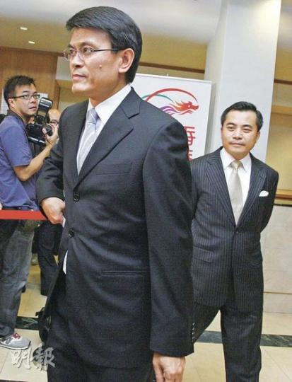 立法會主席曾鈺成裁決後近5小時,環境局長邱騰華(前)及律政司長黃仁龍(後右)公開作出回應,但黃仁龍表示,政府暫未決定是否就廢除擴建堆填區的指令訴諸法庭,需詳細研究曾鈺成裁決。(林振東攝)公民黨陳淑莊獲立法會主席曾鈺成批准,於明日提出廢除特首指令的動議。她表示將盡最後的努力「拉票」,游說功能組別議員投下支持票。(尹錦恩攝) 立法會主席曾鈺成裁決後近5小時,環境局長邱騰華(前)及律政司長黃仁龍(後右)公開作出回應,但黃仁龍表示,政府暫未決定是否就廢除擴建堆填區的指令訴諸法庭,需詳細研究曾鈺成裁決。(林振東攝)公民黨陳淑莊獲立法會主席曾鈺成批准,於明日提出廢除特首指令的動議。她表示將盡最後的努力「拉票」,游說功能組別議員投下支持票。(尹錦恩攝)