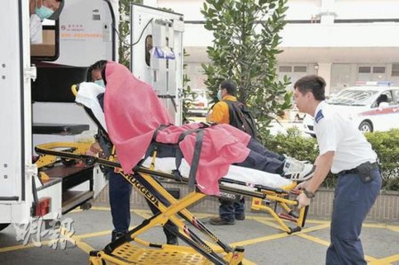 被纜車車卡撞傷的昂坪360維修技工,由救護車送院治理,傷勢無大礙。(馮國良攝) 被纜車車卡撞傷的昂坪360維修技工,由救護車送院治理,傷勢無大礙。(馮國良攝)