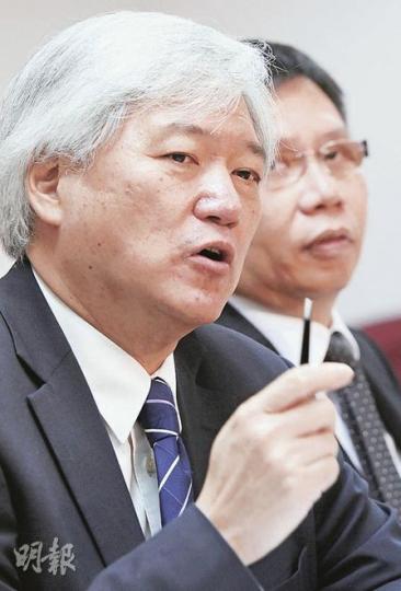 旅遊業議會總幹事董耀中（左）及主席胡兆英（右）昨日公布導遊記分制及制定導遊基本工資，激起導遊界激烈反響，揚言要圍堵旅遊業議會。（劉焌陶攝）