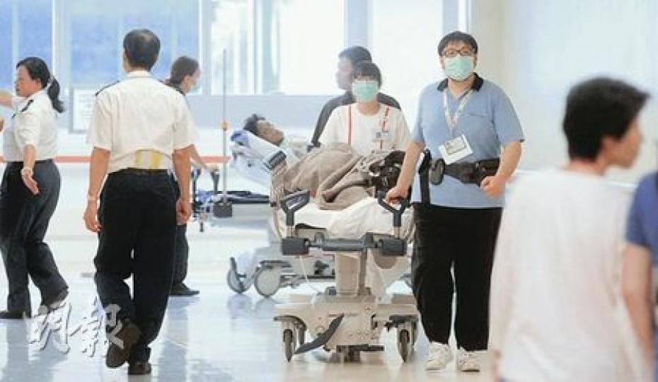 搬遷關係,威院新主樓通道常常有病人被運送往返,偶爾有「塞車塞人」情况。(余俊亮攝) 搬遷關係,威院新主樓通道常常有病人被運送往返,偶爾有「塞車塞人」情况。(余俊亮攝)