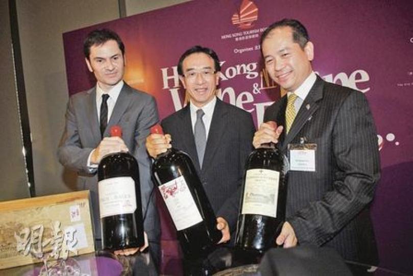 香港美酒佳餚巡禮本月底開幕,由旅發局主席田北俊(中)等人捐出的3支6公升限量版Imperial紅酒,將分贈450名最快購買「尊尚品酒證」的人,估計每杯價值約700元。圖右為香港專業品酒師協會會長周國明。(陳淑安攝) 香港美酒佳餚巡禮本月底開幕,由旅發局主席田北俊(中)等人捐出的3支6公升限量版Imperial紅酒,將分贈450名最快購買「尊尚品酒證」的人,估計每杯價值約700元。圖右為香港專業品酒師協會會長周國明。(陳淑安攝)
