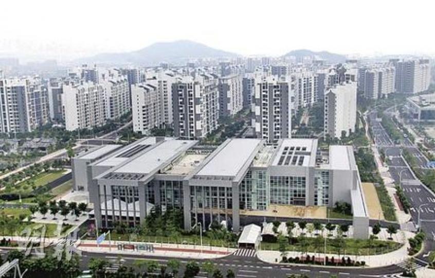 廣州亞運城號稱中國第一大盤,共有逾8000個單位。(李泉攝)廣州亞運村內有自願者協助到訪者。(李泉攝) 廣州亞運城號稱中國第一大盤,共有逾8000個單位。(李泉攝)廣州亞運村內有自願者協助到訪者。(李泉攝)