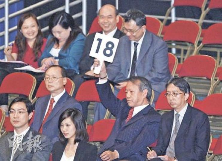 持18號牌的華懋老臣子、集團售樓部經理吳崇武,與嘉里鬥至最後,終擊敗對手,以16.3億元奪得義德道地皮;坐在吳崇武旁邊(紅領帶)為安寧控股非執董黃承龍。(林振東攝)嘉里雖然未能投得地皮,但嘉里發展執董朱葉培(圖左)拍賣完後,仍與奪標者華懋售樓部經理吳崇武(圖右)談笑甚歡。(林振東攝)長實執行董事吳佳慶(後排右1)指,義德道3、5號地皮由於擁有本身的「Special Buyer」,所以其成交價對整體樓市,應沒有太大指標作用。 (林振東攝) 持18號牌的華懋老臣子、集團售樓部經理吳崇武,與嘉里鬥至最後,終擊敗對手,以16.3億元奪得義德道地皮;坐在吳崇武旁邊(紅領帶)為安寧控股非執董黃承龍。(林振東攝)嘉里雖然未能投得地皮,但嘉里發展執董朱葉培(圖左)拍賣完後,仍與奪標者華懋售樓部經理吳崇武(圖右)談笑甚歡。(林振東攝)長實執行董事吳佳慶(後排右1)指,義德道3、5號地皮由於擁有本身的「Special Buyer」,所以其成交價對整體樓市,應沒有太大指標作用。 (林振東攝)