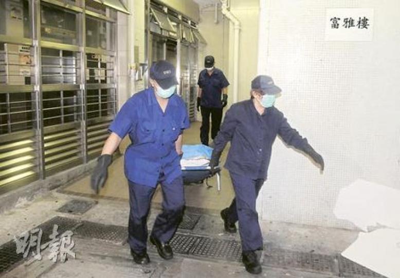 喜歡化妝及穿金戴銀的88歲老婦李惠蘭,前晚離奇倒斃大窩口邨富雅樓寓所,屍體由仵工移送殮房剖驗後,初步相信因窒息致死。(蔡方山攝)毗鄰命案單位的張婆婆表示,死者李婆婆平日喜歡打牌,經常化妝及穿金戴銀出街,看似有點錢。(劉友光攝) 喜歡化妝及穿金戴銀的88歲老婦李惠蘭,前晚離奇倒斃大窩口邨富雅樓寓所,屍體由仵工移送殮房剖驗後,初步相信因窒息致死。(蔡方山攝)毗鄰命案單位的張婆婆表示,死者李婆婆平日喜歡打牌,經常化妝及穿金戴銀出街,看似有點錢。(劉友光攝)