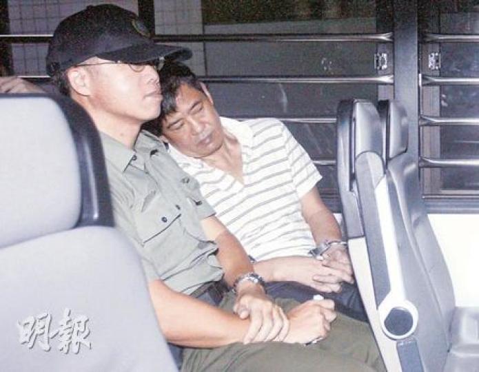 「盲亨」潛逃近9個月後落網,昨被押往九龍城裁判法院,他認罪後被判囚8個月。(林振東攝)「盲亨」兒子詹家圖昨亦有到庭聽審,休庭時與「盲亨」揮手道別。(梁珮珊攝) 「盲亨」潛逃近9個月後落網,昨被押往九龍城裁判法院,他認罪後被判囚8個月。(林振東攝)「盲亨」兒子詹家圖昨亦有到庭聽審,休庭時與「盲亨」揮手道別。(梁珮珊攝)
