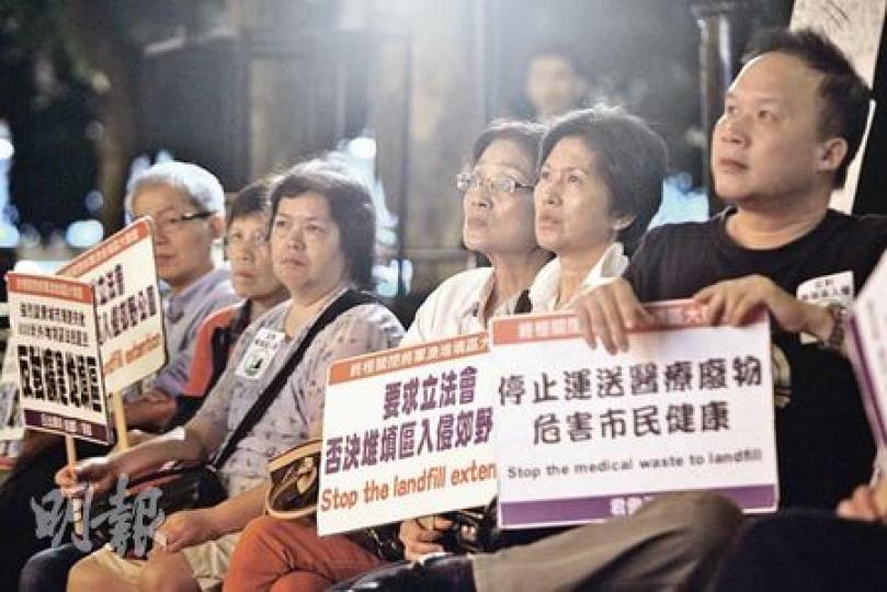 立法會今日會表決廢除特首的指令動議,數十名將軍澳和清水灣居民昨晚到立法會門外集會,呼籲議員支持叫停堆填區擴建。(郭慶輝攝)在高鐵撥款及政改方案後,立法會門外再度熱鬧起來。自由黨昨晚號召30名將軍澳和清水灣居民在立會外集會,希望議員支持廢除特首指令的動議。(郭慶輝攝) 立法會今日會表決廢除特首的指令動議,數十名將軍澳和清水灣居民昨晚到立法會門外集會,呼籲議員支持叫停堆填區擴建。(郭慶輝攝)在高鐵撥款及政改方案後,立法會門外再度熱鬧起來。自由黨昨晚號召30名將軍澳和清水灣居民在立會外集會,希望議員支持廢除特首指令的動議。(郭慶輝攝)