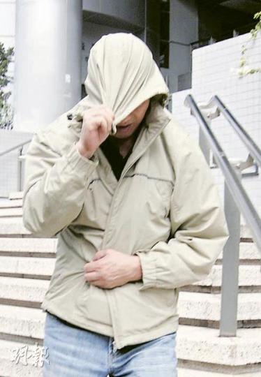 被控在尖沙嘴藥房襲擊台灣遊客的被告洪英偉(59歲)獲准以500元保釋候審,他以風褸掩面離開法庭。(梁珮珊攝) 被控在尖沙嘴藥房襲擊台灣遊客的被告洪英偉(59歲)獲准以500元保釋候審,他以風褸掩面離開法庭。(梁珮珊攝)