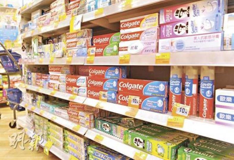 市面多達42種牙膏、肥皂、潔面膏、潔手液等用品含有「三氯沙」,包括高露潔全效牙膏,以及黑人茶倍健清新薄荷牙膏。(劉焌陶攝) 市面多達42種牙膏、肥皂、潔面膏、潔手液等用品含有「三氯沙」,包括高露潔全效牙膏,以及黑人茶倍健清新薄荷牙膏。(劉焌陶攝)