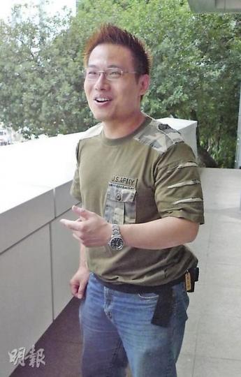 便利店經理盧礎翹承認事主工作表現良好,有意教導事主處理文件,熟習經理的工作,但強調彼此從無約會。他又指事發當日,小巴司機陳北勝兩度來店找事主不果,提議陳報警。(何偉畧攝) 便利店經理盧礎翹承認事主工作表現良好,有意教導事主處理文件,熟習經理的工作,但強調彼此從無約會。他又指事發當日,小巴司機陳北勝兩度來店找事主不果,提議陳報警。(何偉畧攝)
