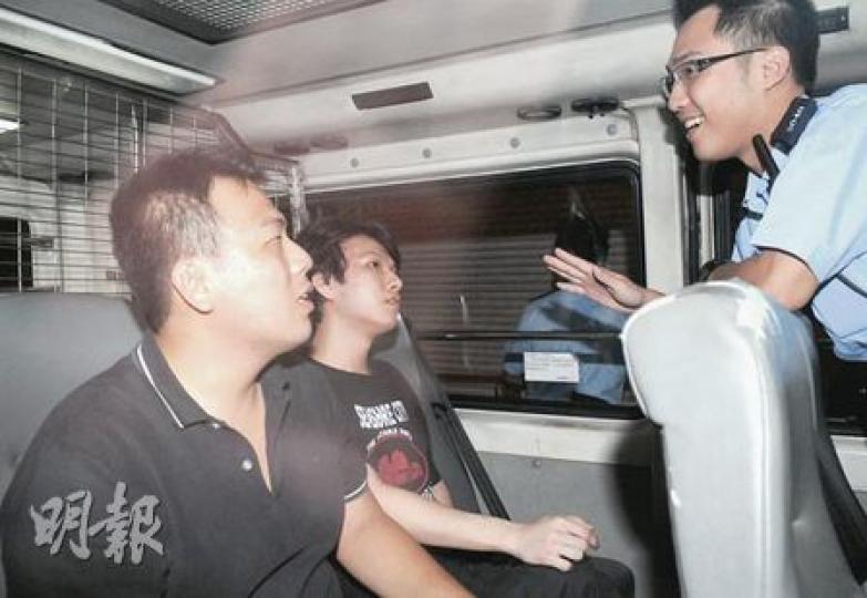 兩名青年阻止醉漢上前接觸傷者,與醉漢發生爭執,事後被警員帶上警車。(蔡方山攝) 兩名青年阻止醉漢上前接觸傷者,與醉漢發生爭執,事後被警員帶上警車。(蔡方山攝)