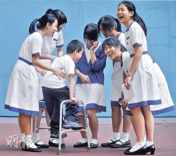 7歲半的小洋雖遭多種惡疾折磨,但仍然開朗堅毅,常做出趣怪動作逗得女拔學生笑逐顏開。(余俊亮攝) 7歲半的小洋雖遭多種惡疾折磨,但仍然開朗堅毅,常做出趣怪動作逗得女拔學生笑逐顏開。(余俊亮攝)