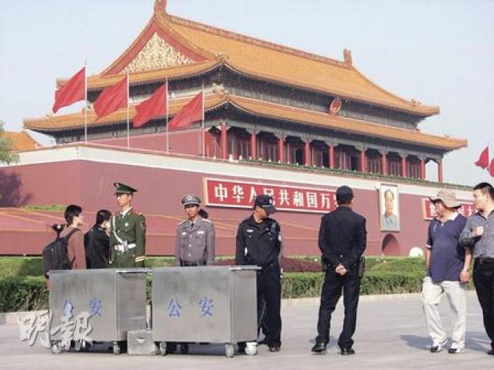 中共十七屆五中全會將於明日揭幕,北京加強保安,圖為天安門城樓前的公安「攤位」。(明報記者攝) 中共十七屆五中全會將於明日揭幕,北京加強保安,圖為天安門城樓前的公安「攤位」。(明報記者攝)