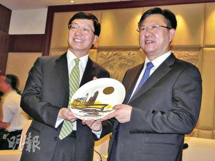 香港貿發局總裁林天福(左)到訪寧波,與寧波市長毛光烈互贈紀念品。(李泉攝) 香港貿發局總裁林天福(左)到訪寧波,與寧波市長毛光烈互贈紀念品。(李泉攝)