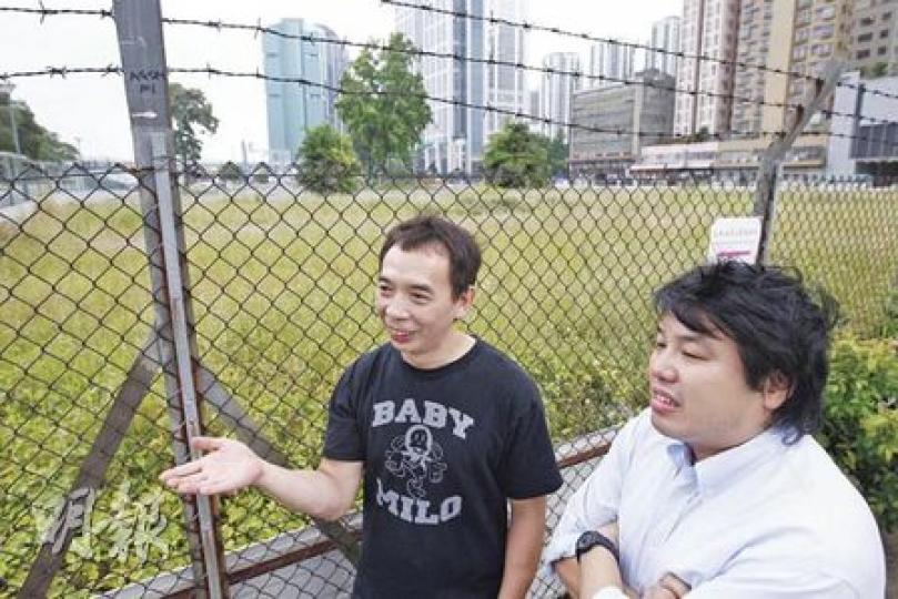 北角邨原邨民陳潤華(黑衣)及黃啟聰(白衣)在已荒廢多年的北角邨舊址外圍,憶起當年點滴。對於這幅地皮將於明年推出,他們希望為北角邨劃上完美句號。(李紹昌攝) 北角邨原邨民陳潤華(黑衣)及黃啟聰(白衣)在已荒廢多年的北角邨舊址外圍,憶起當年點滴。對於這幅地皮將於明年推出,他們希望為北角邨劃上完美句號。(李紹昌攝)