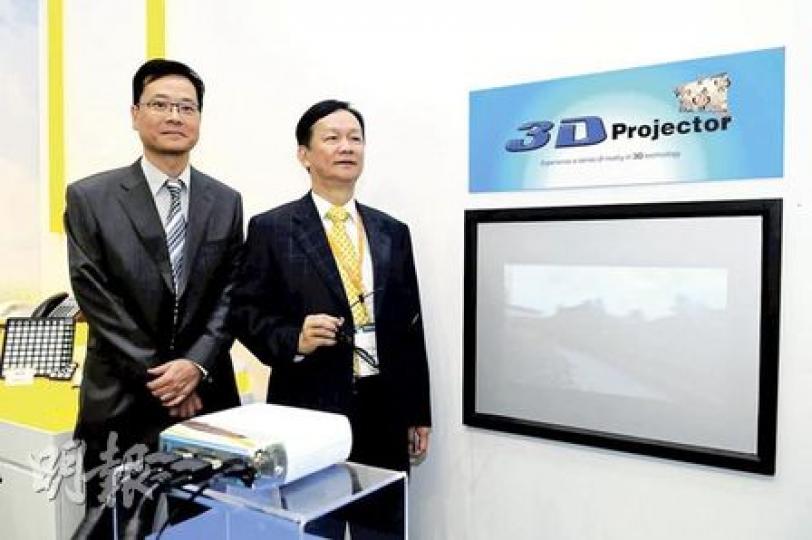 以專業電子產品為主的信佳在展覽中,首次推出自行研發3D立體投影器,主席吳自豪(右)表示,4至9月訂單的增長錄得雙位數,相信末季的走勢會保持。左為公司首席財務總監李耀祥。(張智超攝) 以專業電子產品為主的信佳在展覽中,首次推出自行研發3D立體投影器,主席吳自豪(右)表示,4至9月訂單的增長錄得雙位數,相信末季的走勢會保持。左為公司首席財務總監李耀祥。(張智超攝)