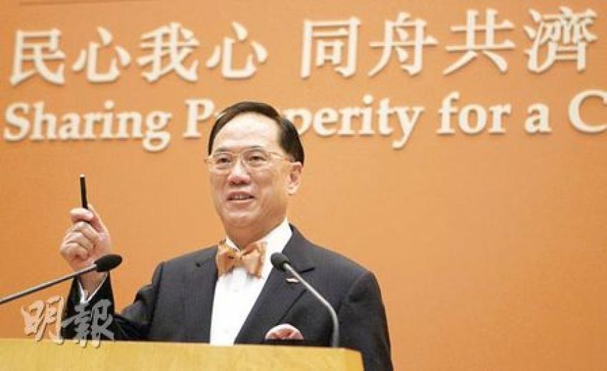 今年的《施政報告》主調色為橙色,象徵活力和幹勁,寓意香港能以積極進取的態度走出經濟陰霾,共享繁榮,特首曾蔭權昨在記者會上亦繫着同一顏色的煲呔。(林振東攝) 今年的《施政報告》主調色為橙色,象徵活力和幹勁,寓意香港能以積極進取的態度走出經濟陰霾,共享繁榮,特首曾蔭權昨在記者會上亦繫着同一顏色的煲呔。(林振東攝)