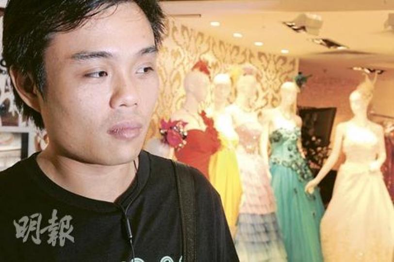 伍先生現時與未婚妻月入共約2萬元,難有能力置業,即使是「先租後買」計劃,亦擔心輪不到自己,期望政府多關心這群夾心階層。(劉焌陶攝)4月結婚的黃太,無法置業上車,婚後與父母同住。她批評置安心計劃的單位供應太少,未必能幫助她與丈夫安心置業。(葉漢華攝) 伍先生現時與未婚妻月入共約2萬元,難有能力置業,即使是「先租後買」計劃,亦擔心輪不到自己,期望政府多關心這群夾心階層。(劉焌陶攝)4月結婚的黃太,無法置業上車,婚後與父母同住。她批評置安心計劃的單位供應太少,未必能幫助她與丈夫安心置業。(葉漢華攝)