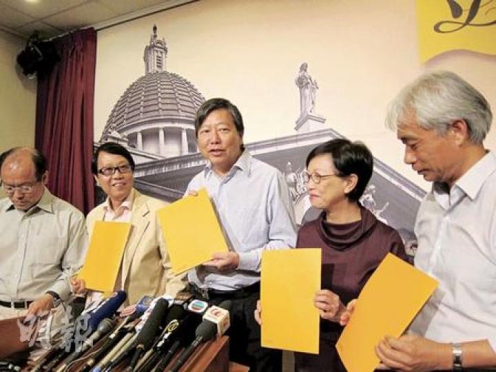 多名泛民議員不滿施政報告扶貧力度不足,缺乏長遠社福規劃。右起為梁耀忠、何秀蘭、李卓人、張國柱及馮檢基。(陳雪玲攝) 多名泛民議員不滿施政報告扶貧力度不足,缺乏長遠社福規劃。右起為梁耀忠、何秀蘭、李卓人、張國柱及馮檢基。(陳雪玲攝)