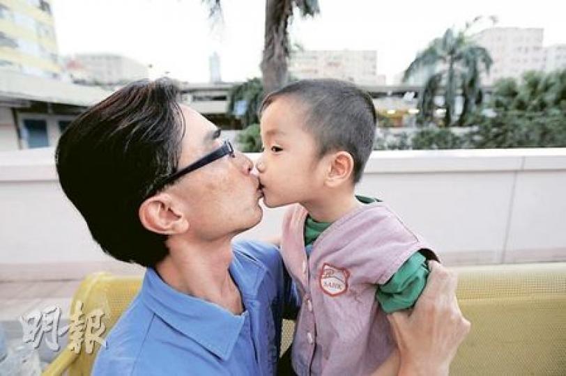 陳建清(左)的幼子天諾(右)患有自閉症,他指明知前路難行,但為了幫助天諾,除了讓他接受特殊教育,亦會帶他到不同中心做言語等訓練。(何家達攝) 陳建清(左)的幼子天諾(右)患有自閉症,他指明知前路難行,但為了幫助天諾,除了讓他接受特殊教育,亦會帶他到不同中心做言語等訓練。(何家達攝)