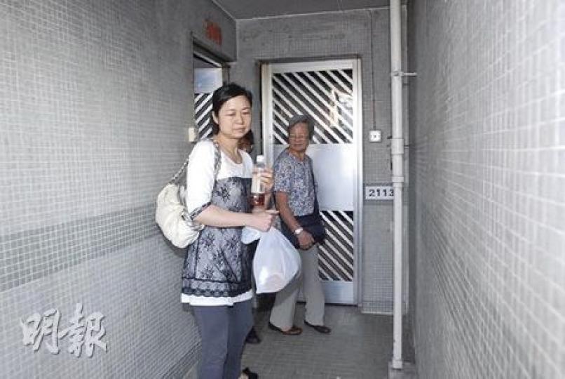 大窩口邨富雅樓88歲女住客李惠蘭周一晚上被揭發遇害,女死者家人昨日到兇案現場協助警方調查,事後不願多談,黯然離去。(劉友光攝) 大窩口邨富雅樓88歲女住客李惠蘭周一晚上被揭發遇害,女死者家人昨日到兇案現場協助警方調查,事後不願多談,黯然離去。(劉友光攝)