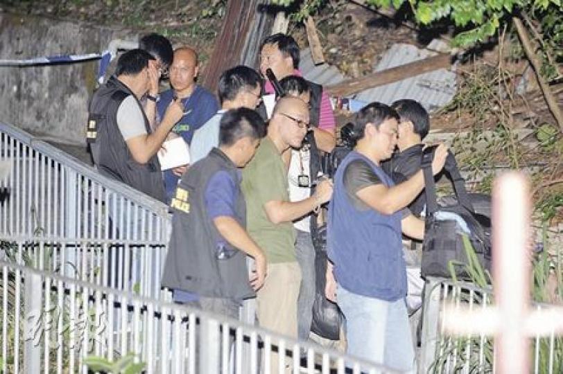 大批探員昨晚封鎖通往發現人類骸骨的山路調查,圖中位置距離發現骸骨的地方約十多米。(樊銳昌攝)探員昨深夜將藏有人體骸骨的尼龍袋放入黑色垃圾膠袋檢走,由仵工舁送殮房等候化驗。(樊銳昌攝) 大批探員昨晚封鎖通往發現人類骸骨的山路調查,圖中位置距離發現骸骨的地方約十多米。(樊銳昌攝)探員昨深夜將藏有人體骸骨的尼龍袋放入黑色垃圾膠袋檢走,由仵工舁送殮房等候化驗。(樊銳昌攝)