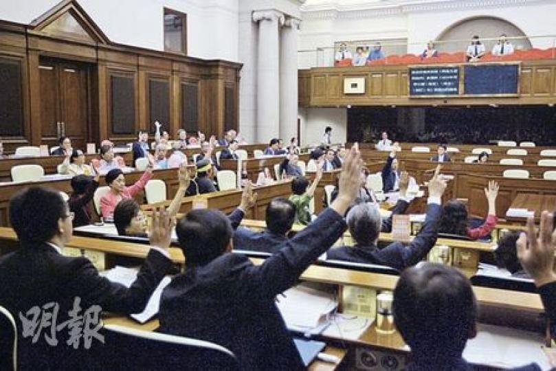 經過5個半小時辯論,立法會最終以55票贊成、2票反對和1票棄權廢除特首指令,令政府擴大將軍澳堆填區的計劃受阻。(郭慶輝攝)即使知道大勢已去,環境局長邱騰華昨日仍帶同全港廢物增長數據到立法會解釋,繼續游說議員支持擴建將軍澳堆填區。(郭慶輝攝) 經過5個半小時辯論,立法會最終以55票贊成、2票反對和1票棄權廢除特首指令,令政府擴大將軍澳堆填區的計劃受阻。(郭慶輝攝)即使知道大勢已去,環境局長邱騰華昨日仍帶同全港廢物增長數據到立法會解釋,繼續游說議員支持擴建將軍澳堆填區。(郭慶輝攝)