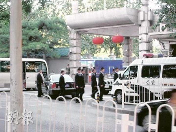 便衣公安取代警員把守路口,京西賓館一帶氣氛未算緊張。(明報記者攝) 便衣公安取代警員把守路口,京西賓館一帶氣氛未算緊張。(明報記者攝)