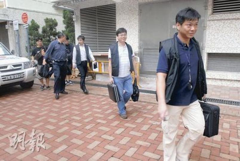 平田邨平美樓昨日揭發3屍命案後,大批探員到場蒐證後離開。(劉友光攝)仵工昨午將平美樓單位內3具屍體舁送殮房,等候化驗。(屈俊樂攝)街坊指平田邨有不少道友出沒,記者昨在邨內一個花槽亦發現被棄針筒。(劉友光攝)街坊李太表示,前天在平美樓低層與朋友打麻將時,已嗅到濃烈的臭味,「直頭好似天拿水般嗆喉」。(劉友光攝) 平田邨平美樓昨日揭發3屍命案後,大批探員到場蒐證後離開。(劉友光攝)仵工昨午將平美樓單位內3具屍體舁送殮房,等候化驗。(屈俊樂攝)街坊指平田邨有不少道友出沒,記者昨在邨內一個花槽亦發現被棄針筒。(劉友光攝)街坊李太表示,前天在平美樓低層與朋友打麻將時,已嗅到濃烈的臭味,「直頭好似天拿水般嗆喉」。(劉友光攝)