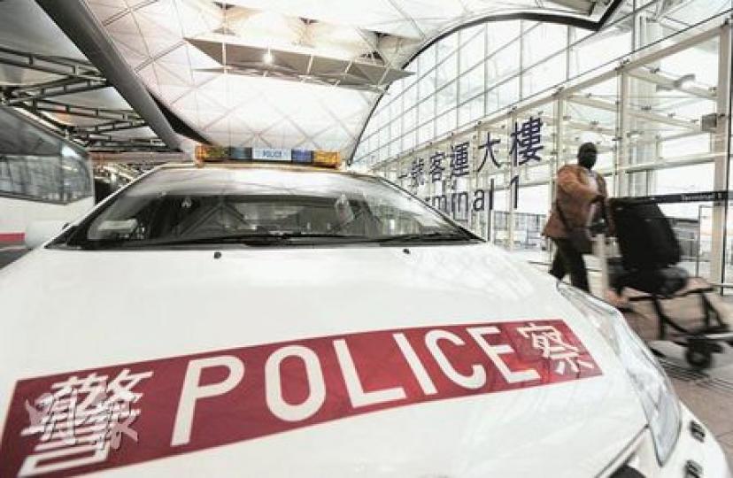 機管局昨接獲國泰航空有「炸彈恐嚇」,多方緊急開會評估後,認為屬虛報。昨傍晚見機場客運大樓外有警車停泊,未知是否與事件有關。(何家達攝) 機管局昨接獲國泰航空有「炸彈恐嚇」,多方緊急開會評估後,認為屬虛報。昨傍晚見機場客運大樓外有警車停泊,未知是否與事件有關。(何家達攝)