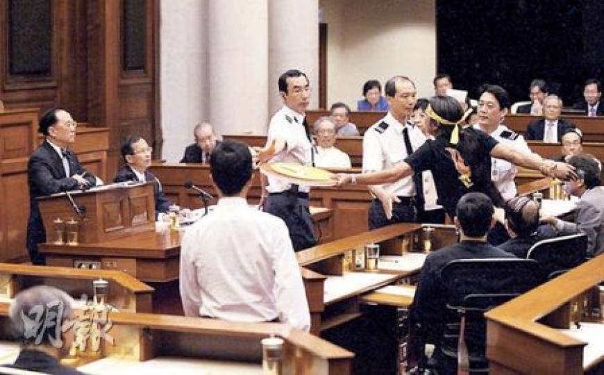社民連梁國雄(右)昨問及特首曾蔭權(左)對劉曉波奪得諾貝爾和平獎的感受,不滿只獲回應一句「不予置評」,便走到特首面前抗議並「送鐘」。(何家達攝) 社民連梁國雄(右)昨問及特首曾蔭權(左)對劉曉波奪得諾貝爾和平獎的感受,不滿只獲回應一句「不予置評」,便走到特首面前抗議並「送鐘」。(何家達攝)