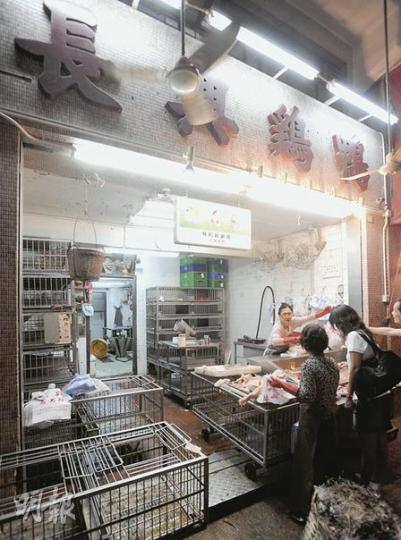 在旺角經營「長興雞鴨」的申請人鄉玉榮,不滿食環署因6隻活雞而吊銷其價值幾百萬的活雞牌照。(余俊亮攝) 在旺角經營「長興雞鴨」的申請人鄉玉榮,不滿食環署因6隻活雞而吊銷其價值幾百萬的活雞牌照。(余俊亮攝)