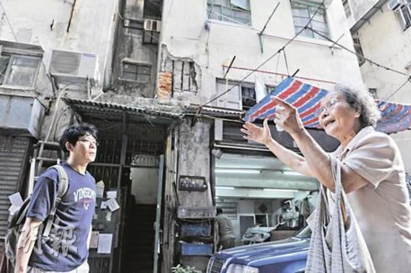 住在環順街逾20年楊生及張太,對於市建局有可能收回殘舊的物業重建,都顯得非常高興。後面的樓宇可見牆身剝落、鋼筋外露,非常殘舊。(劉焌陶攝)九龍城率先成立市區更新地區諮詢平台,加快區內逾千幢50年樓齡的舊樓重建。(劉焌陶攝) 住在環順街逾20年楊生及張太,對於市建局有可能收回殘舊的物業重建,都顯得非常高興。後面的樓宇可見牆身剝落、鋼筋外露,非常殘舊。(劉焌陶攝)九龍城率先成立市區更新地區諮詢平台,加快區內逾千幢50年樓齡的舊樓重建。(劉焌陶攝)