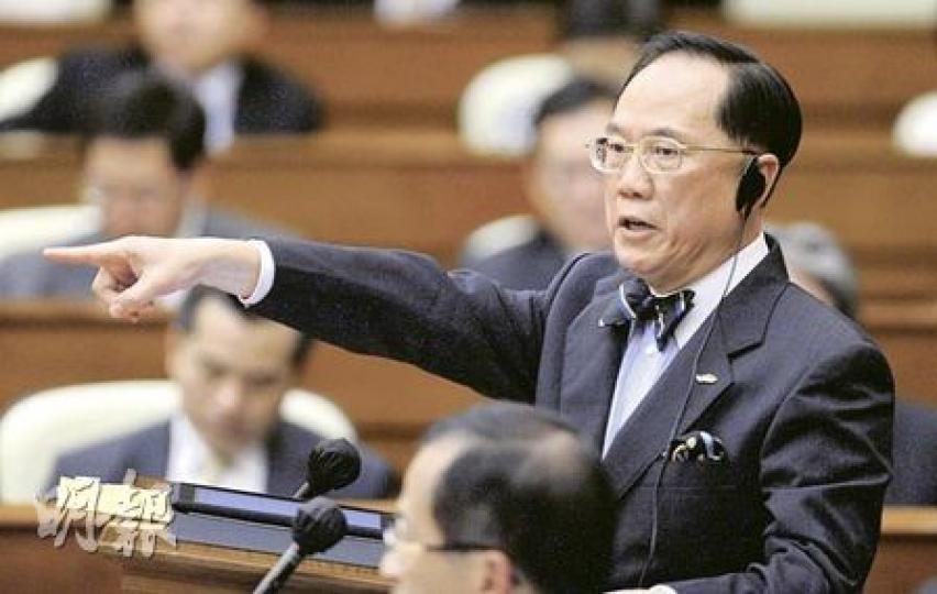 特首曾蔭權(右)被勞工界議員連番追問標準工時的立法時間表,一時板着面要求議員給時間他喘喘氣。(余俊亮攝) 特首曾蔭權(右)被勞工界議員連番追問標準工時的立法時間表,一時板着面要求議員給時間他喘喘氣。(余俊亮攝)